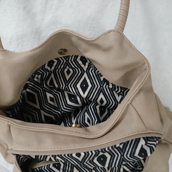 Antik Kraft Cream Shoulder Bag with Slouchy Silhouette - Picture 13 of 15